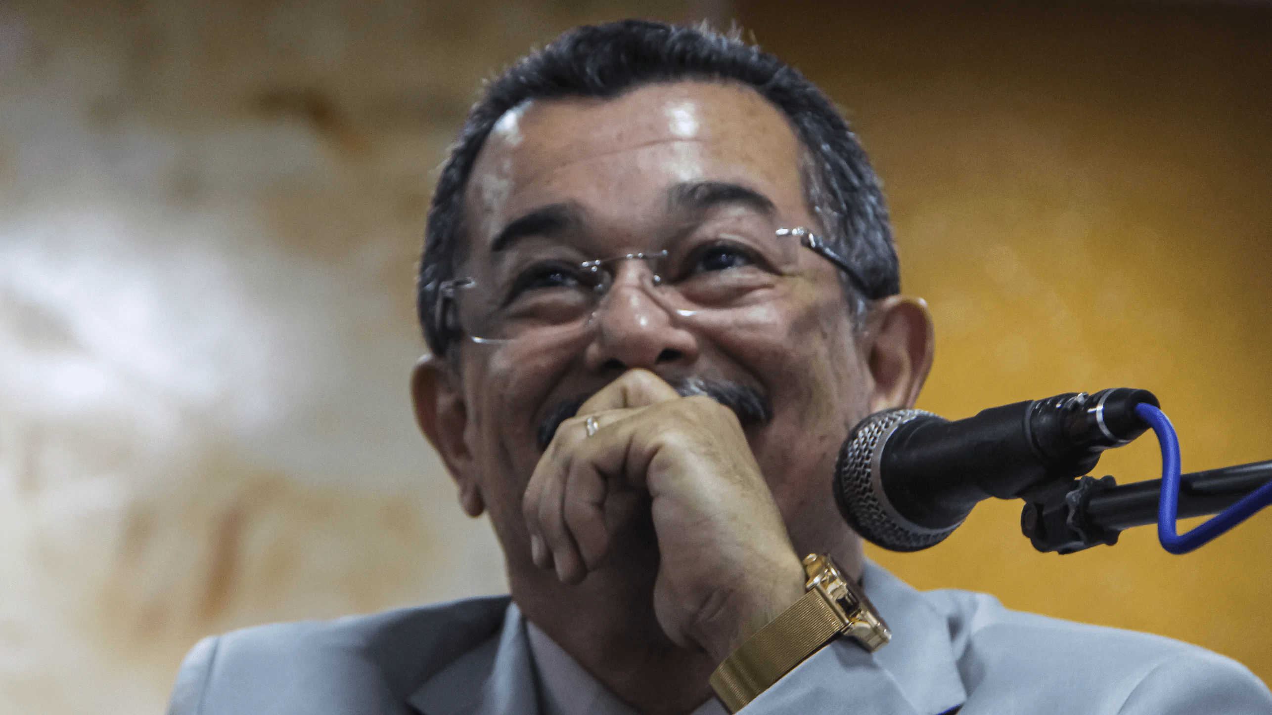 Pastor Cláudio Lemos assiste vídeo de amigos e irmãos. Pastor Cláudio Lemos assiste vídeo de amigos e irmãos.