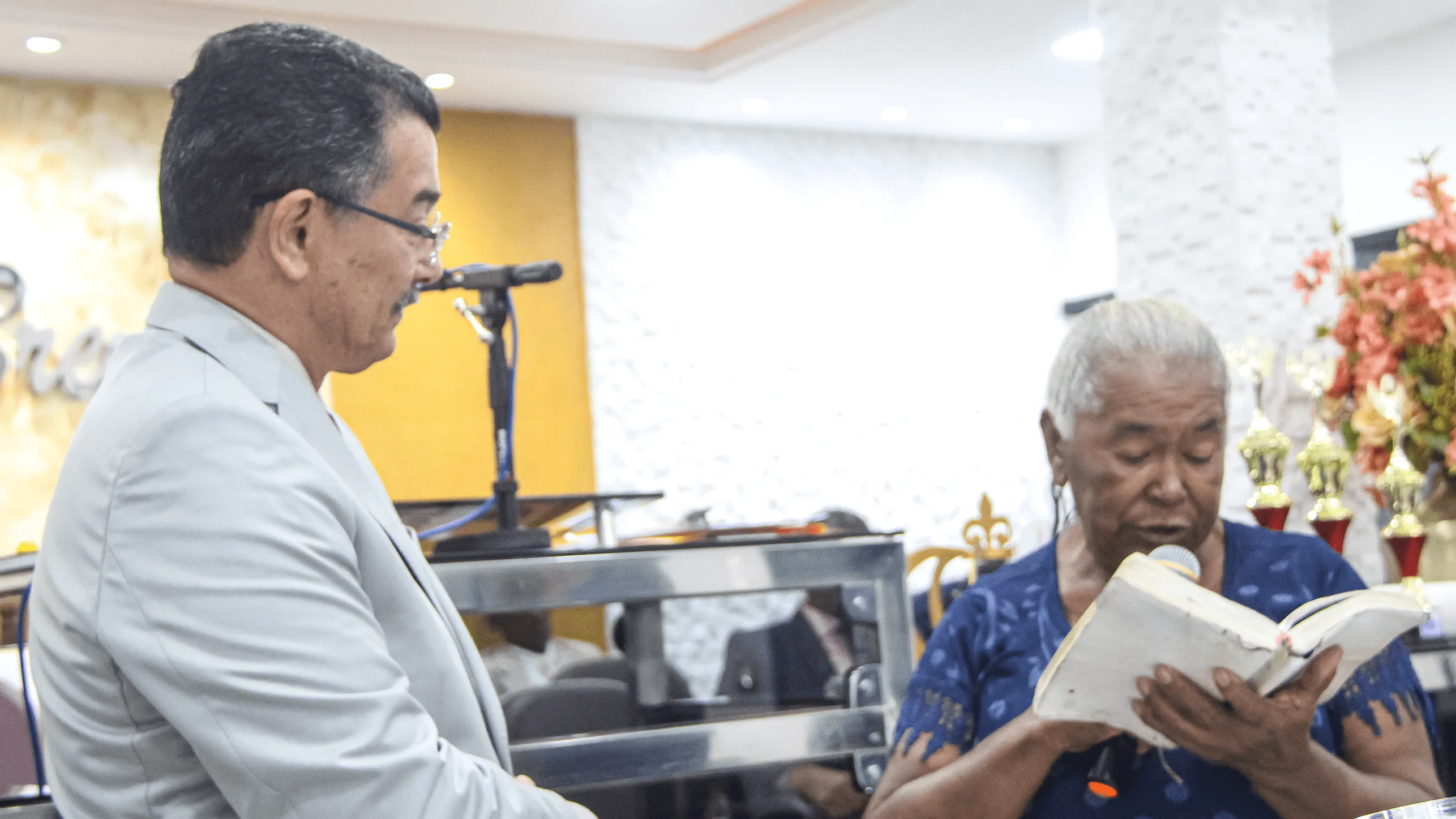 Pastor Cláudio Lemos e a dirigente do Círculo de Oração Maria das Virgens. Pastor Cláudio Lemos e a dirigente do Círculo de Oração Maria das Virgens.
