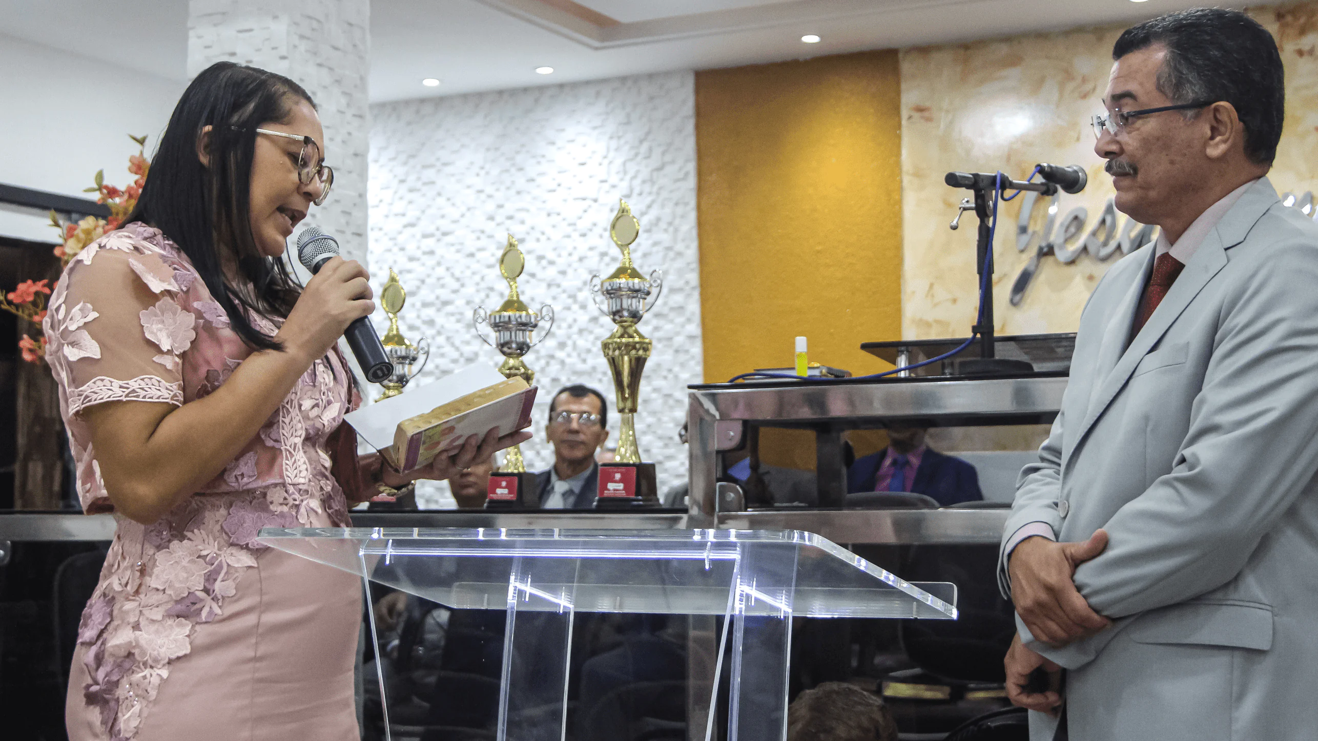 Pastor Cláudio Lemos e a irmã Zenilda, representante do departamento de senhoras Heroínas da Fé. Pastor Cláudio Lemos e a irmã Zenilda, representante do departamento de senhoras Heroínas da Fé.