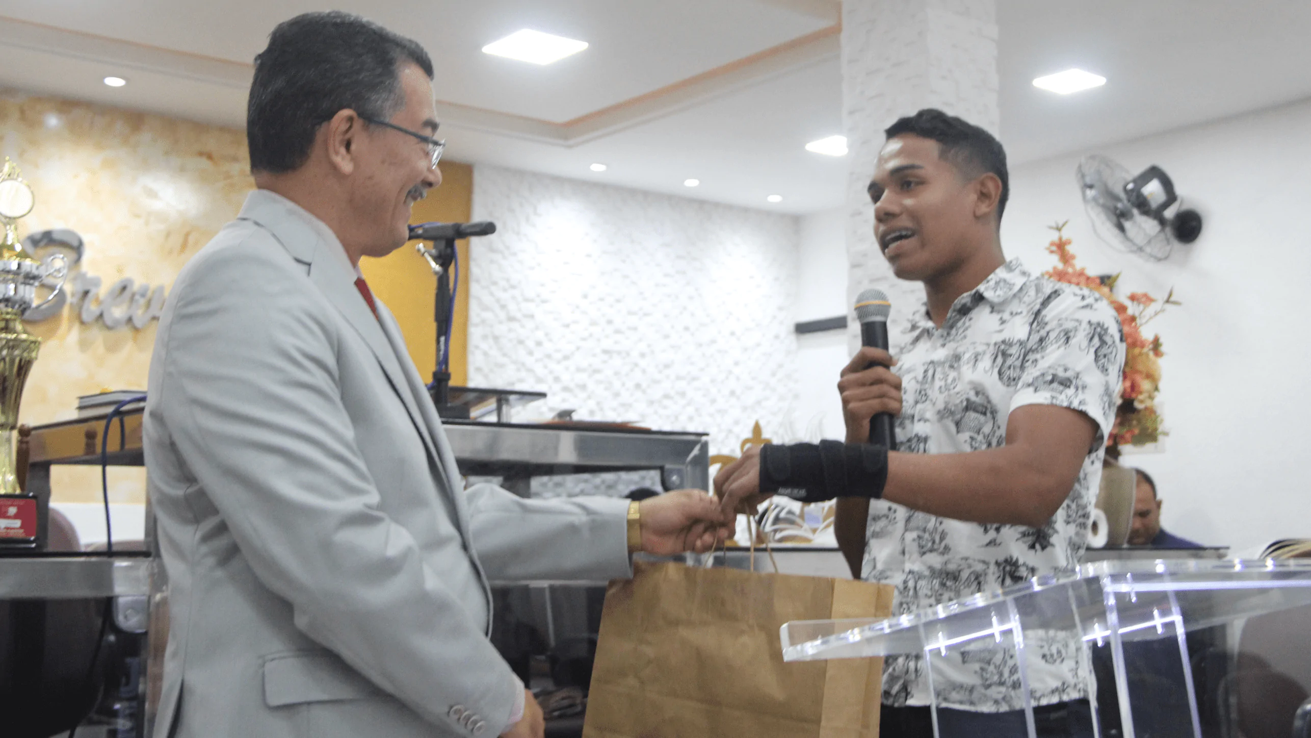 Pastor Cláudio Lemos e o irmão Danilo, componente da banda Zamar. Pastor Cláudio Lemos e o irmão Danilo, componente da banda Zamar.