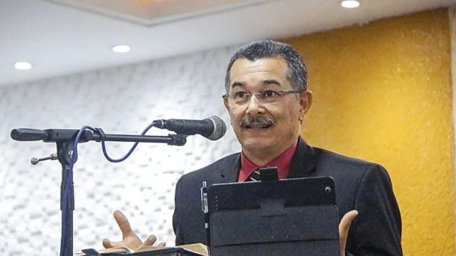 Pastor Cláudio Lemos em culto de doutrina no templo sede da AD Chã do Pilar.