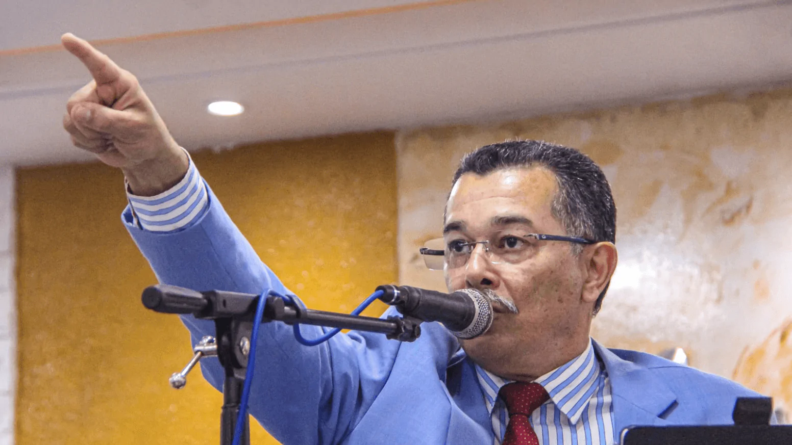 Pastor Cláudio Lemos ministra na Santa Ceia do mês de março.