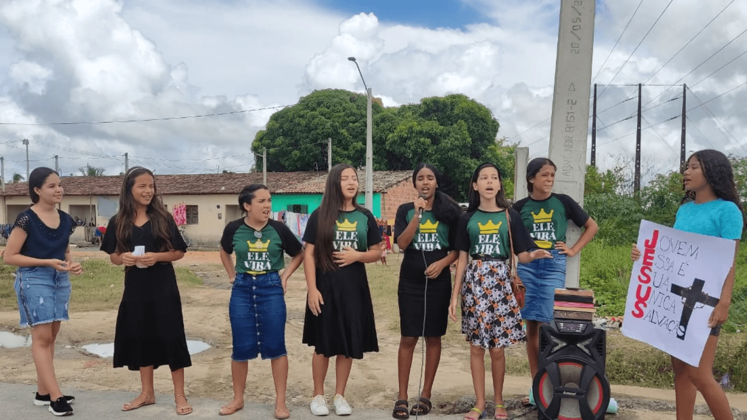 Grupo 2 escolheu a rua que liga Santa Luzia e Casas Novas. Grupo 2 escolheu a rua que liga Santa Luzia e Casas Novas.