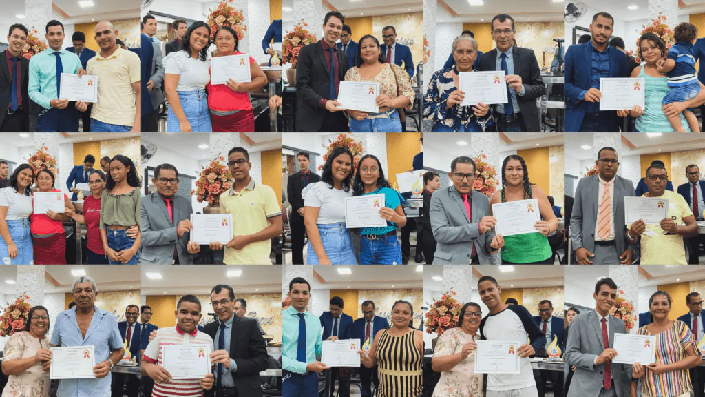 Alunos do EBL recebem certificado de conclusão do estudo.