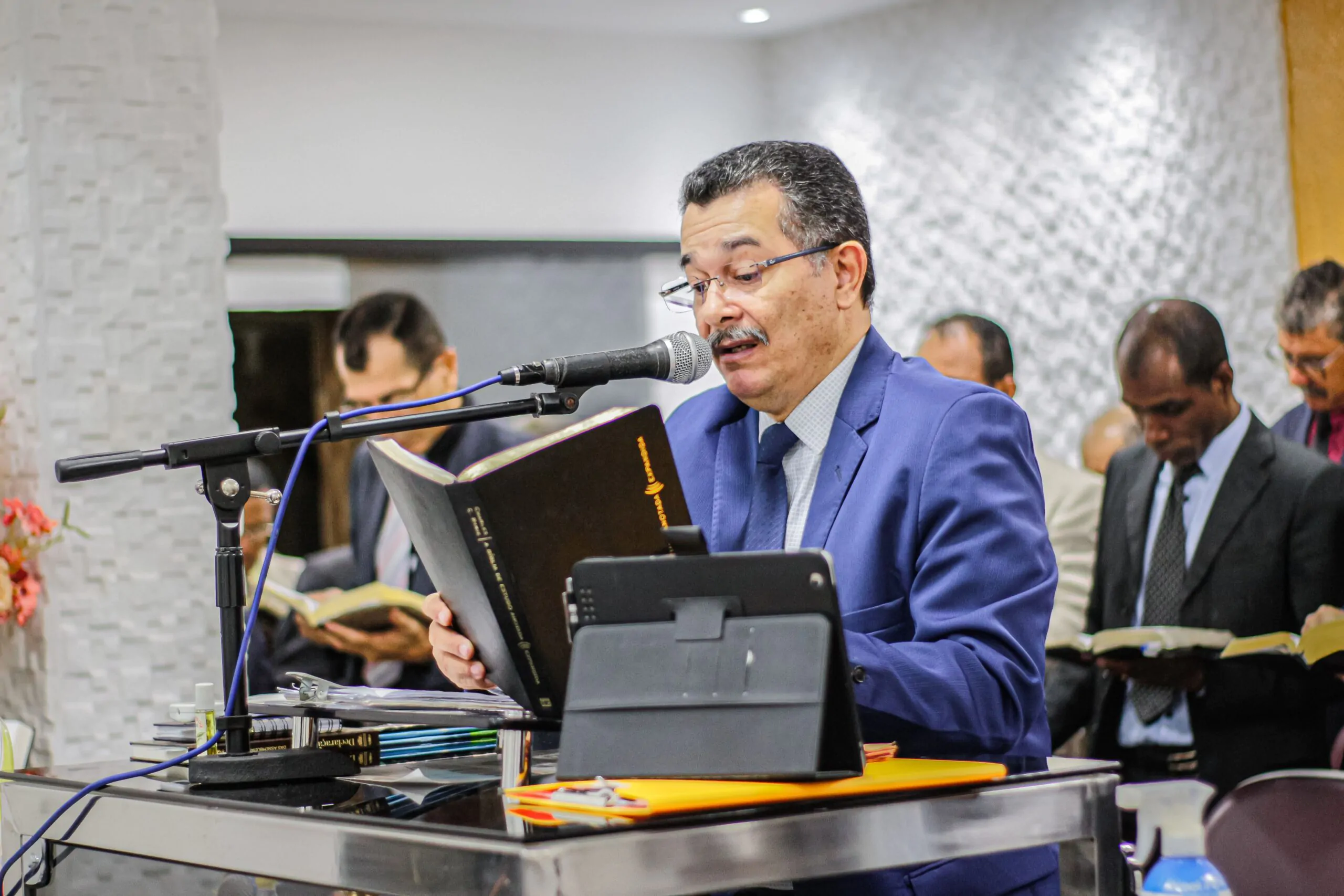 Culto de doutrina: “O amor só é amor quando é doado”, afirma o pastor Cláudio.