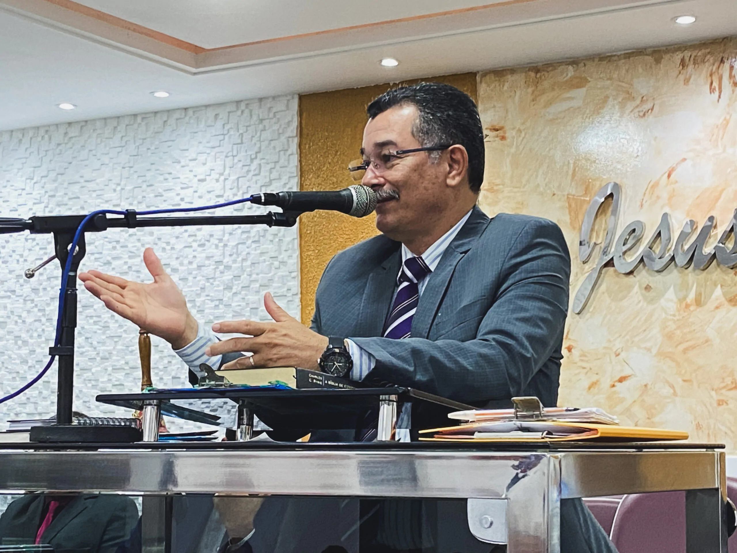 Culto de doutrina: pastor Cláudio continua estudo sobre o fruto do Espírito.