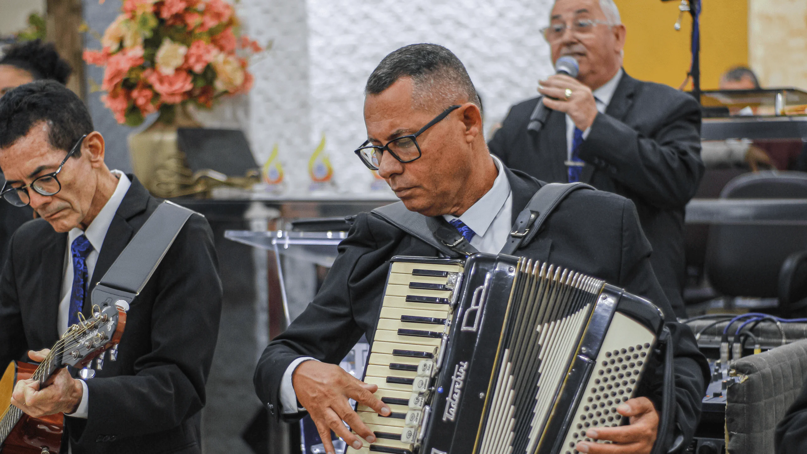 O conjunto Hinos de Sião foi convidado pelo departamento de senhores Chama Viva. O conjunto Hinos de Sião foi convidado pelo departamento de senhores Chama Viva.
