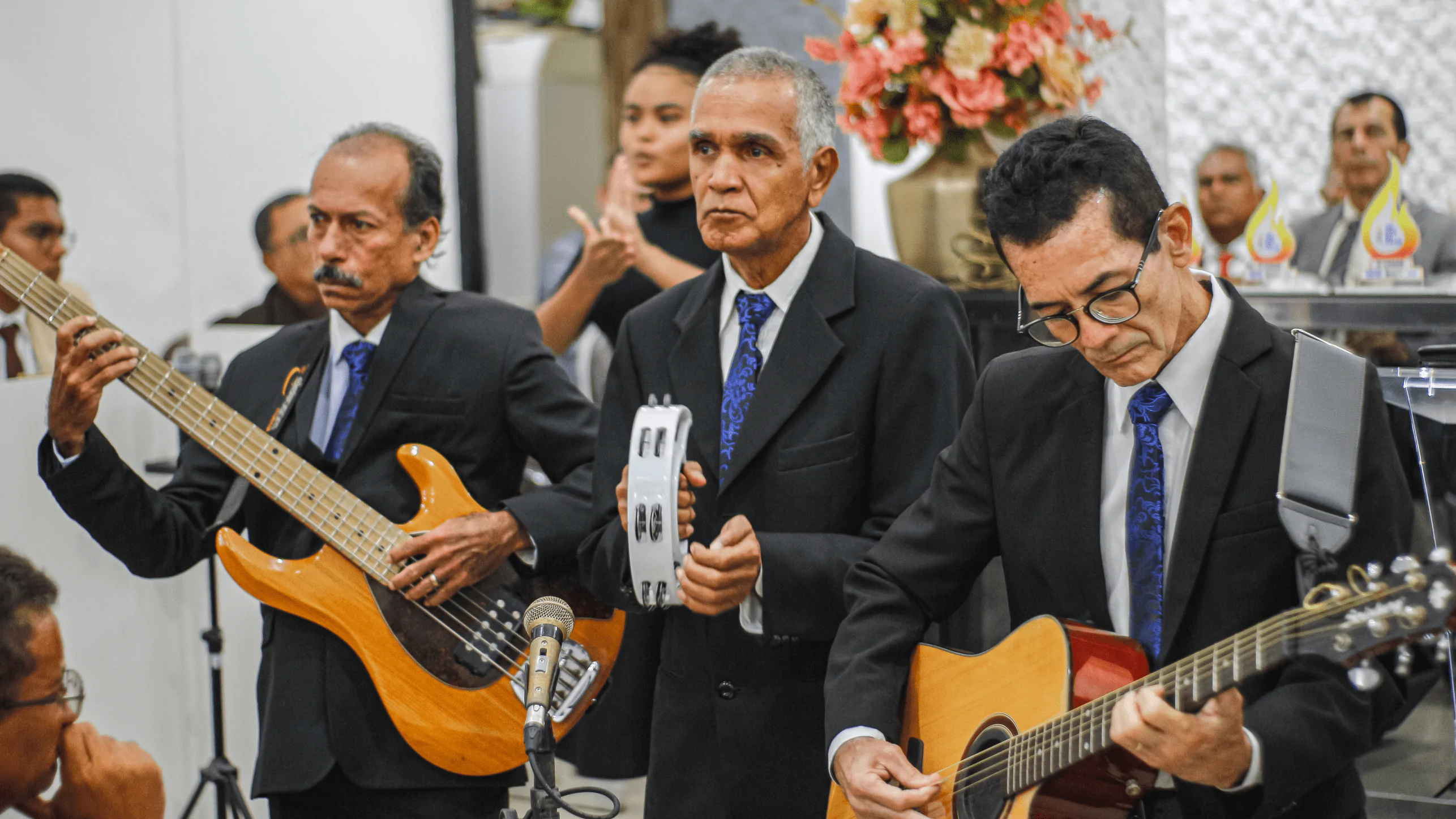 O conjunto Hinos de Sião foi convidado pelo departamento de senhores Chama Viva. O conjunto Hinos de Sião foi convidado pelo departamento de senhores Chama Viva.