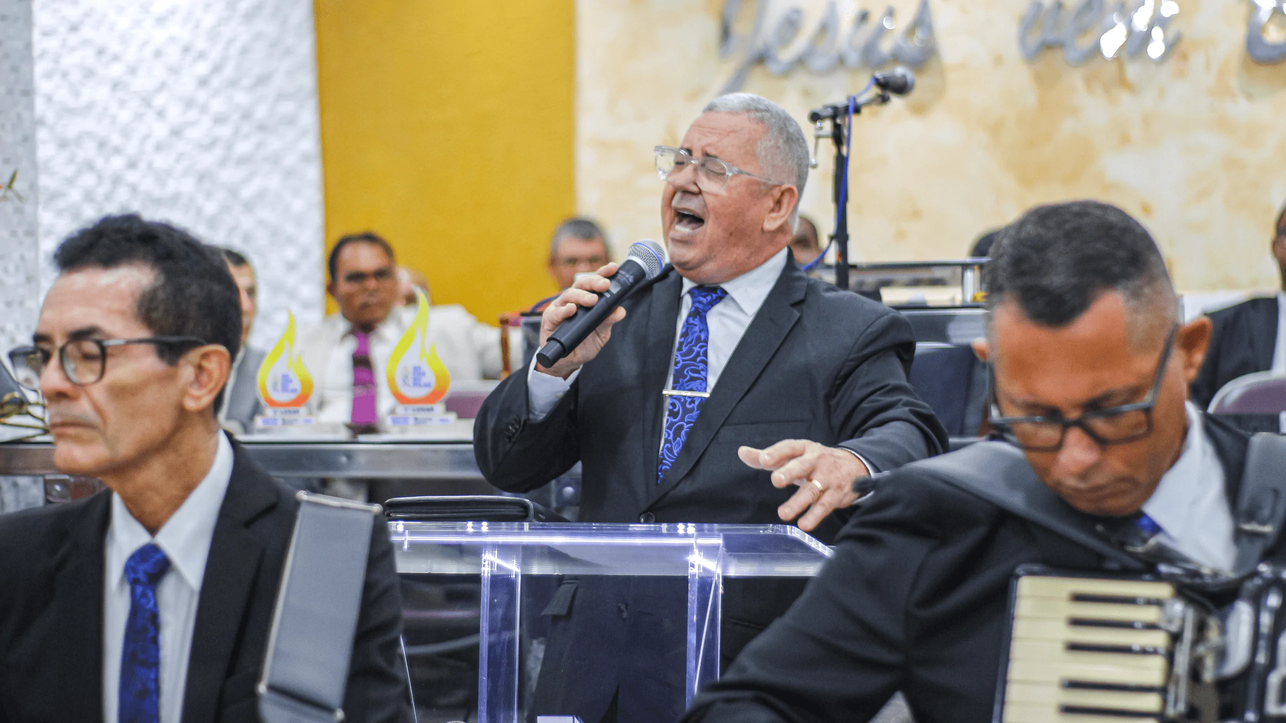 O conjunto Hinos de Sião foi convidado pelo departamento de senhores Chama Viva. O conjunto Hinos de Sião foi convidado pelo departamento de senhores Chama Viva.