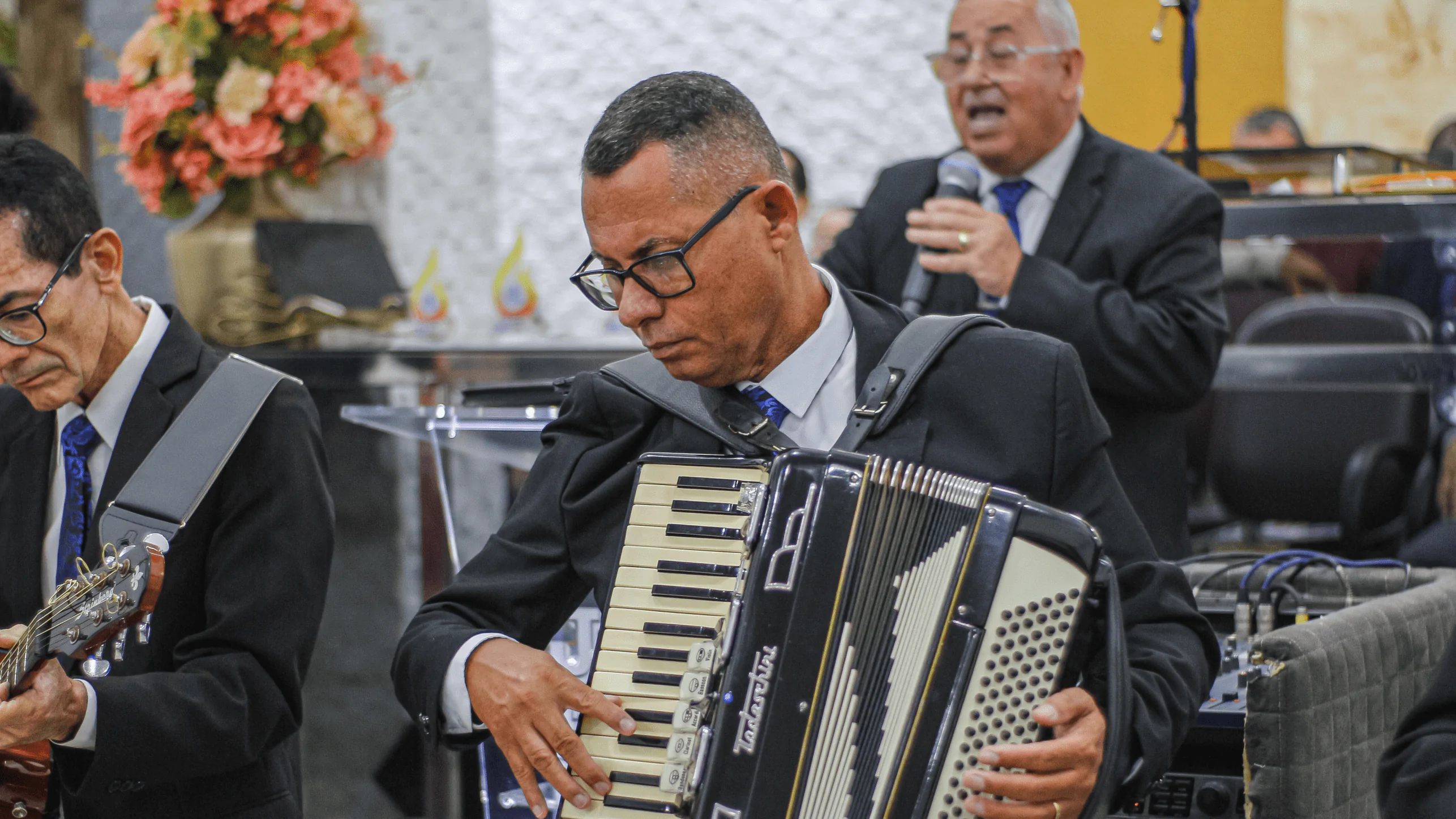O conjunto Hinos de Sião foi convidado pelo departamento de senhores Chama Viva. O conjunto Hinos de Sião foi convidado pelo departamento de senhores Chama Viva.