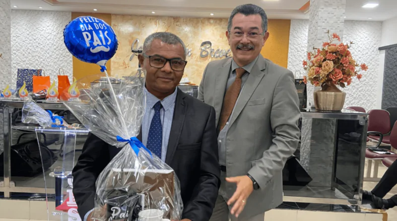 Pastor Cláudio Lemos presta homenagem aos pais na reunião ministerial de agosto.