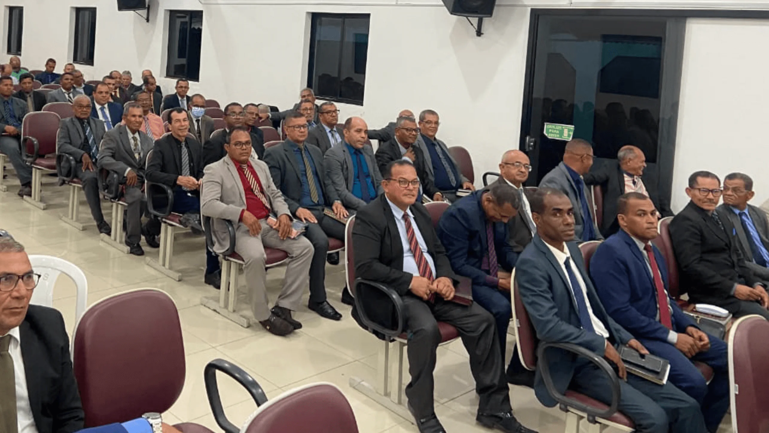 Pastor Cláudio Lemos presta homenagem aos pais na reunião ministerial de agosto.