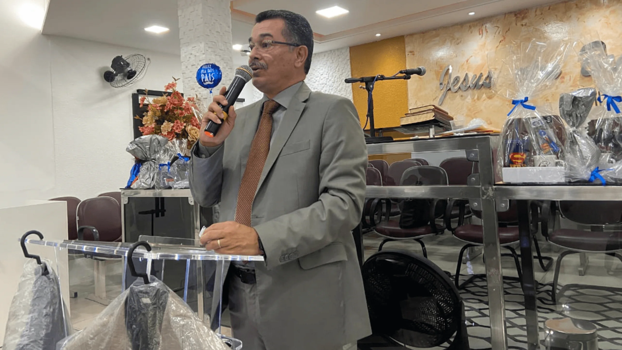 Pastor Cláudio Lemos presta homenagem aos pais na reunião ministerial de agosto.