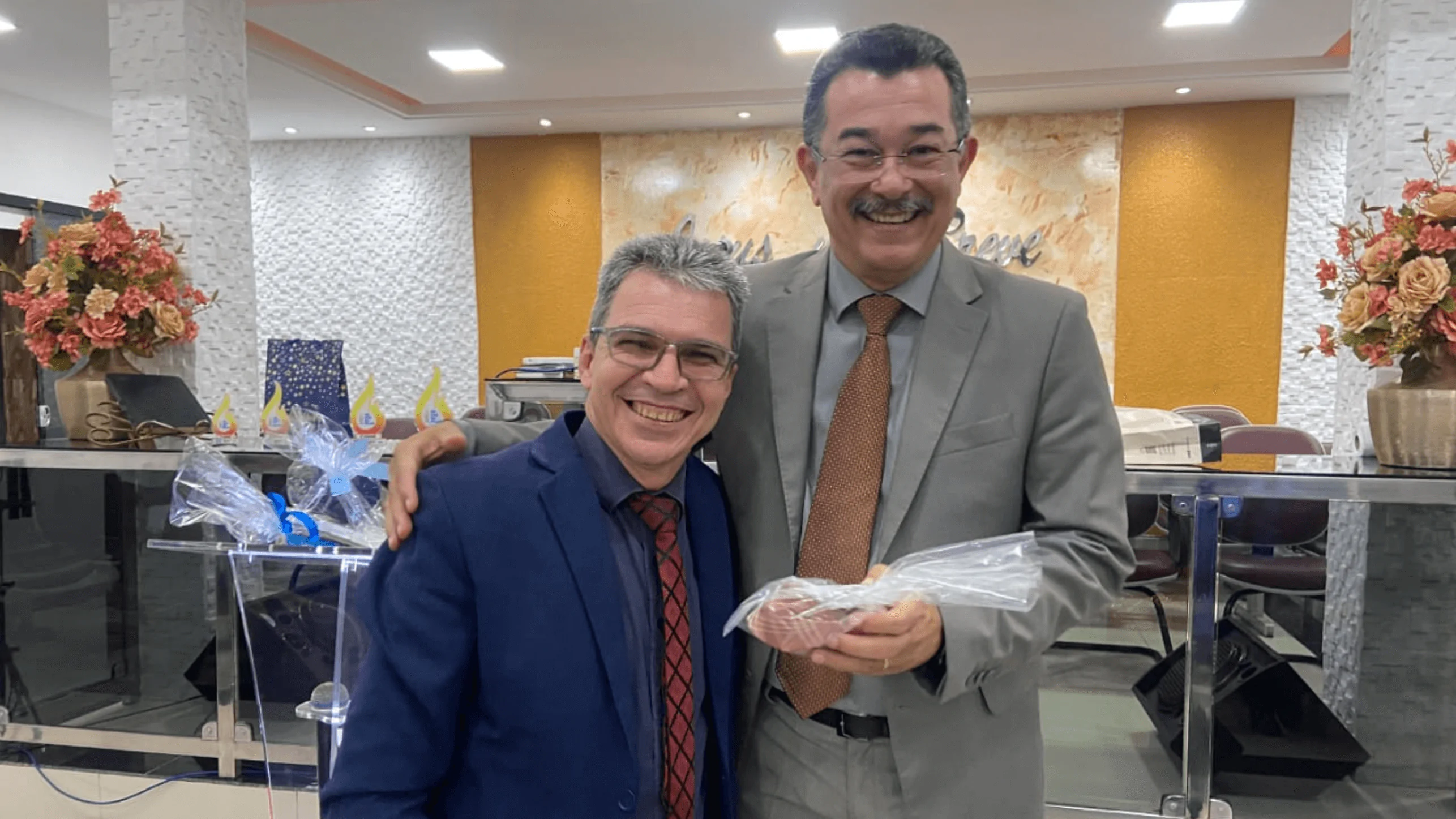 Pastor Cláudio Lemos presta homenagem aos pais na reunião ministerial de agosto.