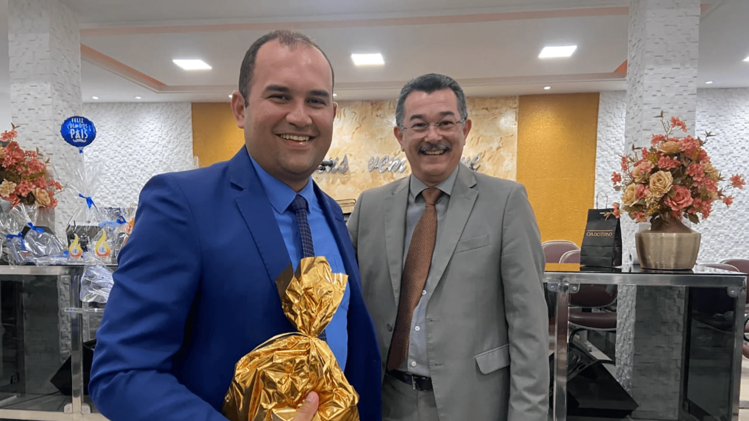 Pastor Cláudio Lemos presta homenagem aos pais na reunião ministerial de agosto.