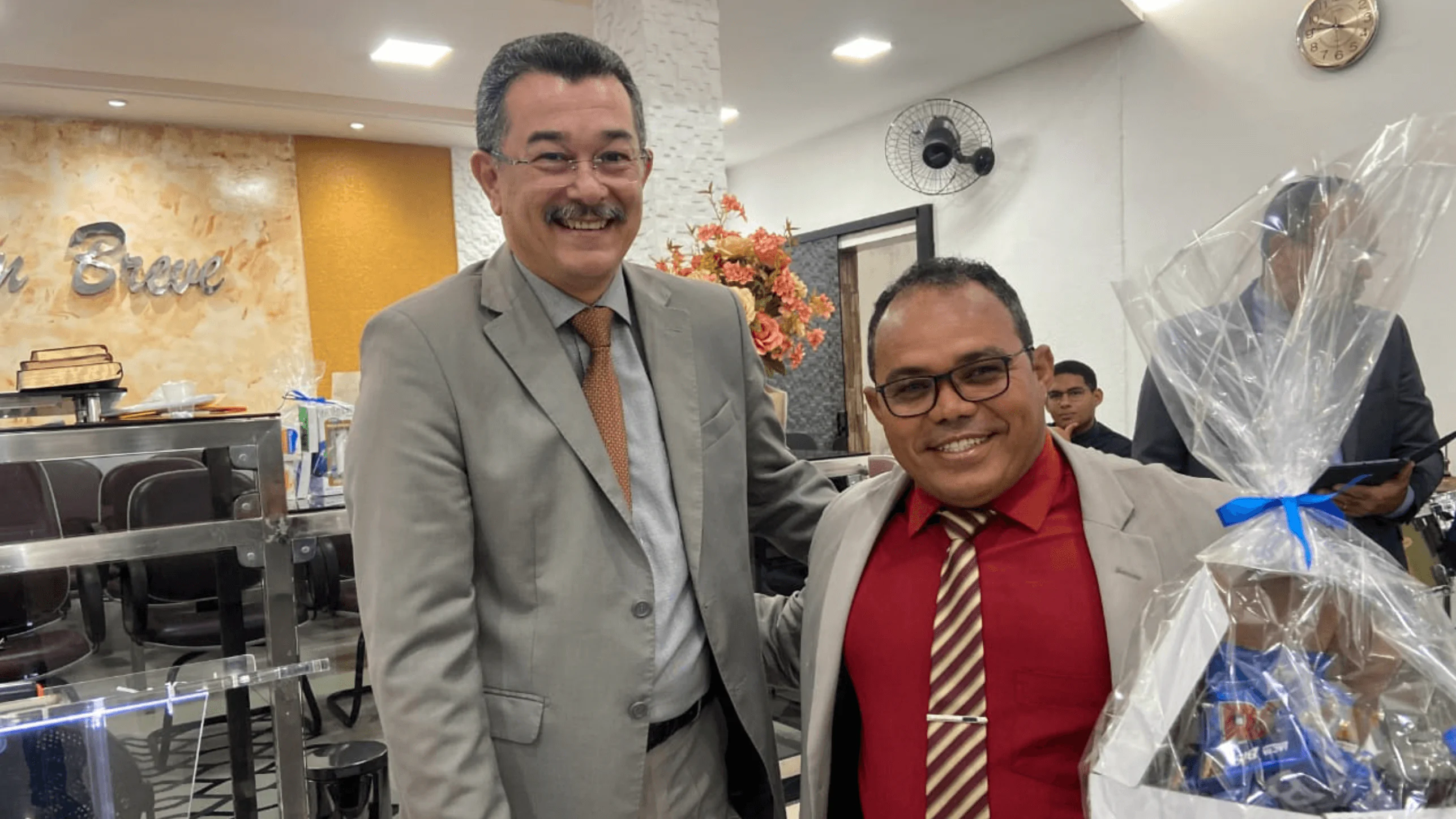 Pastor Cláudio Lemos presta homenagem aos pais na reunião ministerial de agosto.