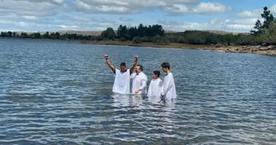 Batismo de três novos membros da Assembleia de Deus em Portugal.