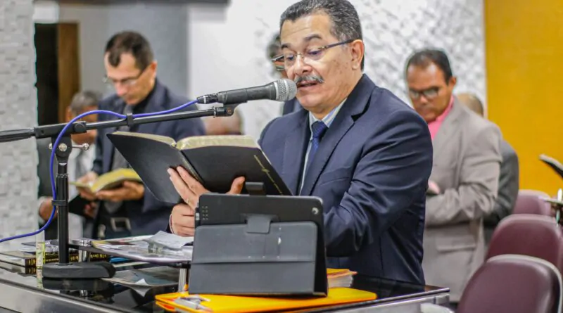 Pastor Cláudio finaliza estudo sobre o fruto do Espírito no culto de doutrina desta semana.