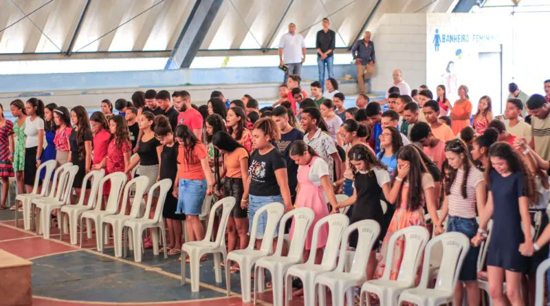 Último dia do 3° Retiro: jovens exaltam ao Senhor durante 2h30, ininterruptamente – Imagem: Nataniely Nogueira/Mídia AD Chã do Pilar