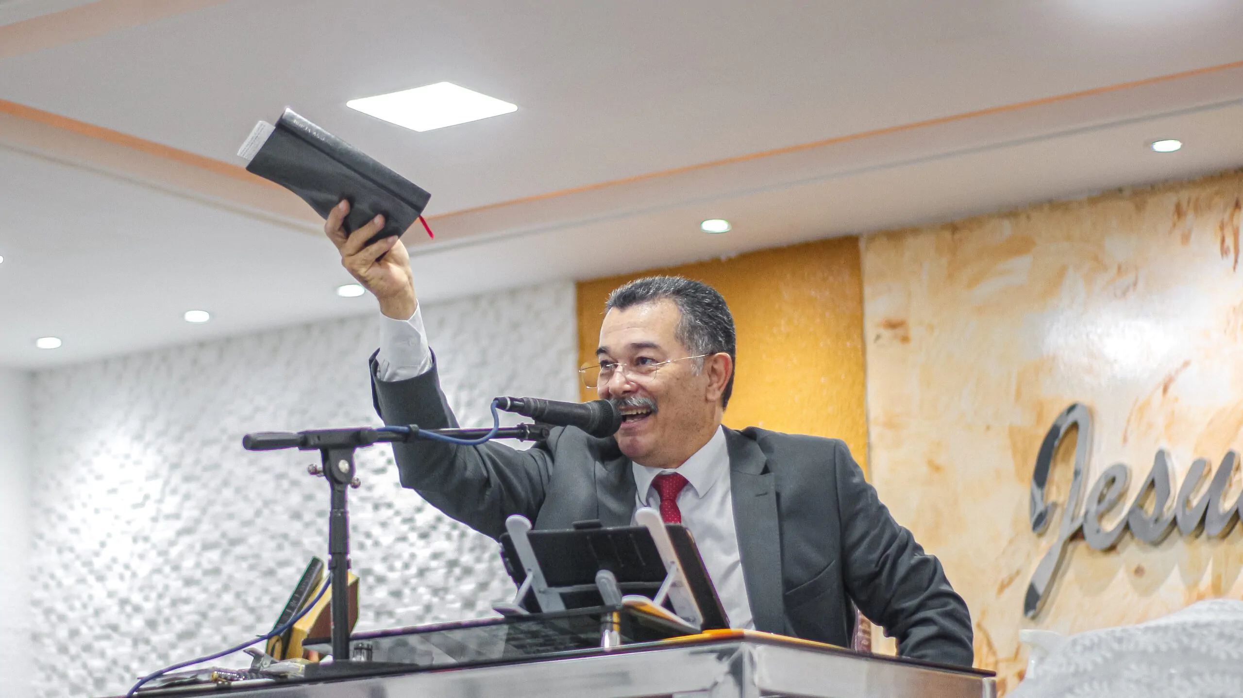 Santa Ceia: pastor Cláudio ministra sobre como ser amigo de Deus em Cristo Jesus – Imagem: Anderson Siqueira/Mídia AD Chã do Pilar