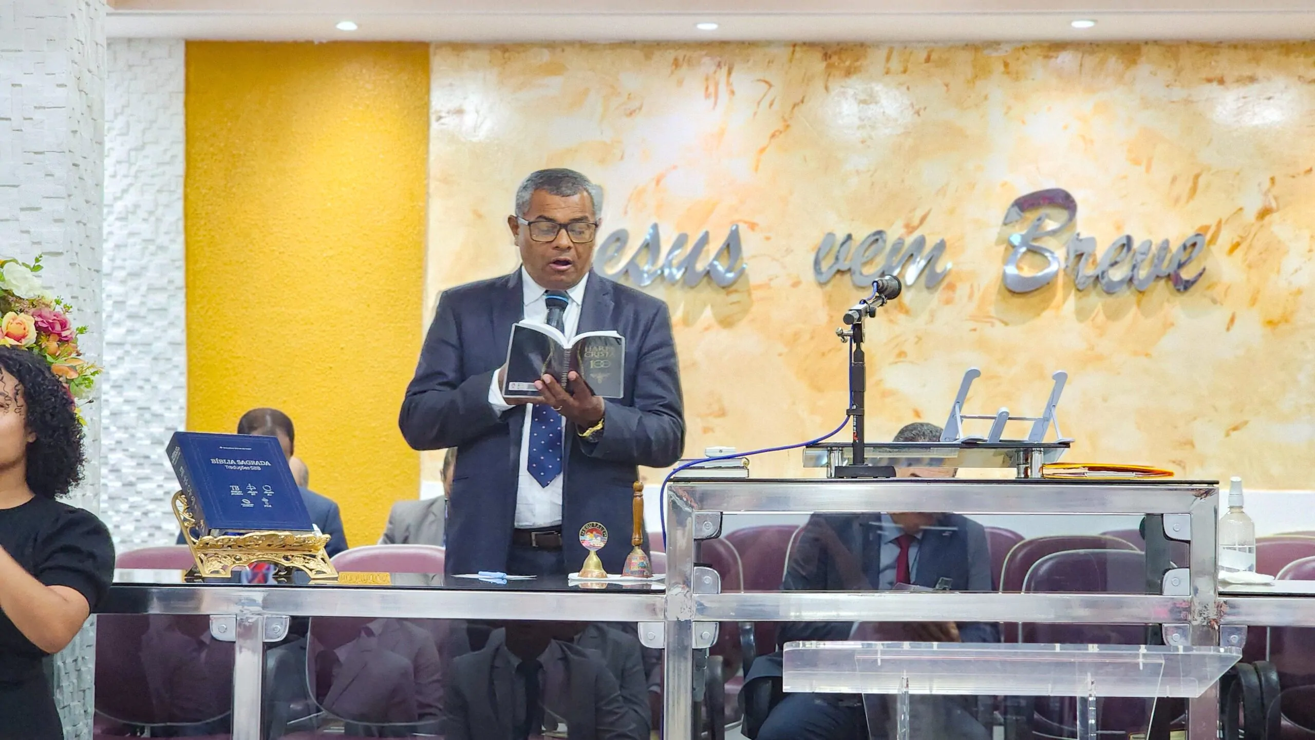 No final do culto, duas pessoas entregaram sua vida a Jesus, O reconhecendo como seu Único e Suficiente Senhor e Salvador.