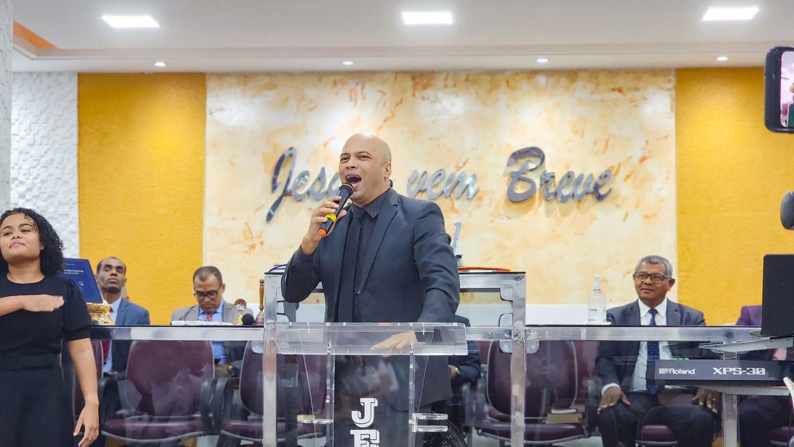 No final do culto, duas pessoas entregaram sua vida a Jesus, O reconhecendo como seu Único e Suficiente Senhor e Salvador.