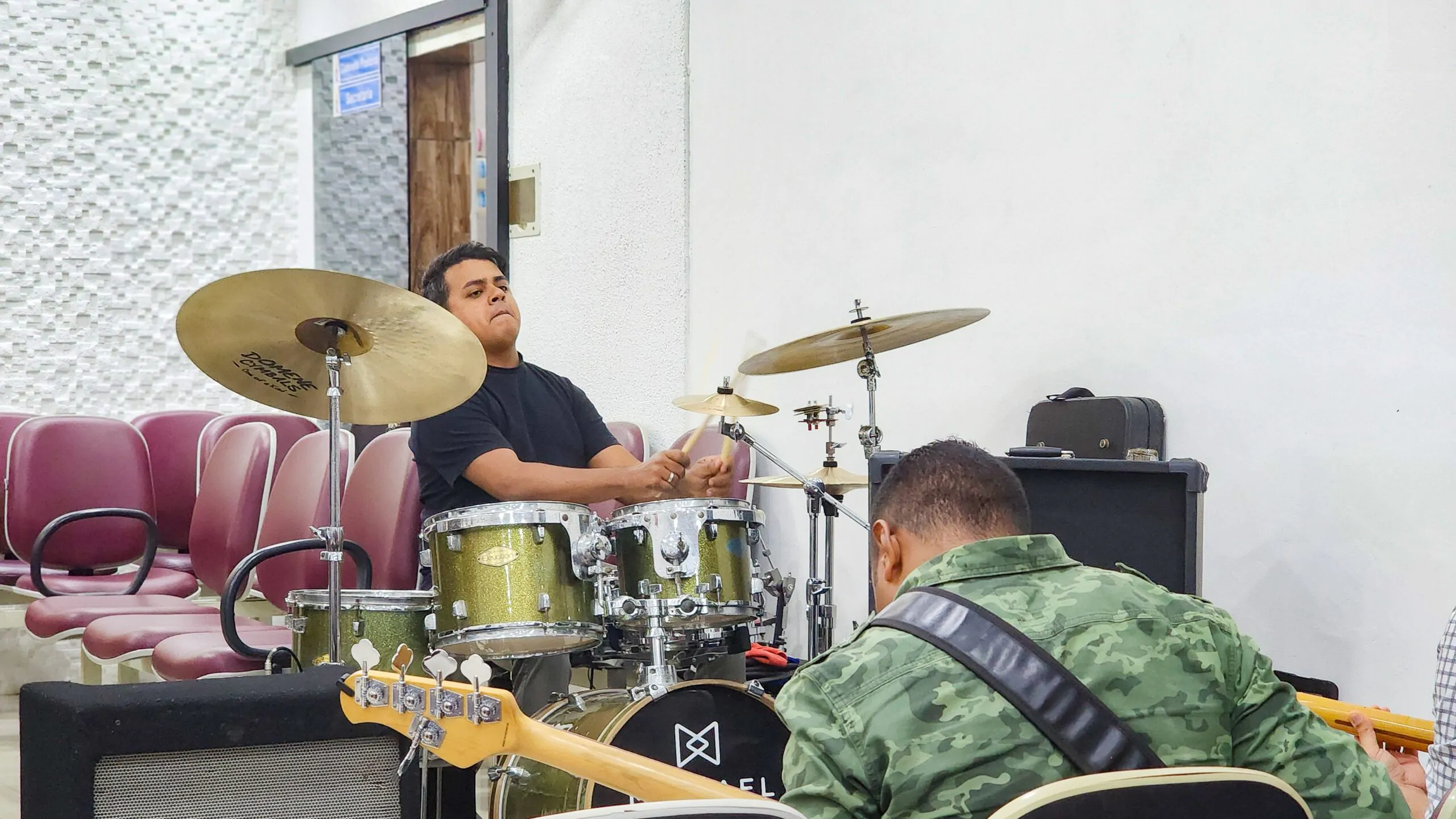 No final do culto, duas pessoas entregaram sua vida a Jesus, O reconhecendo como seu Único e Suficiente Senhor e Salvador.