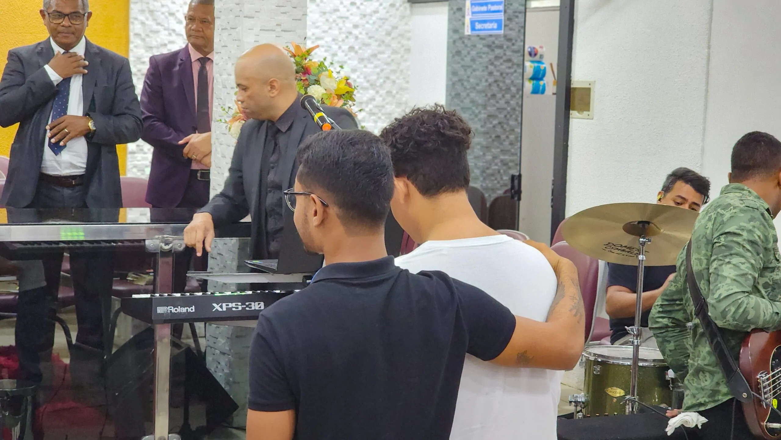 No final do culto, duas pessoas entregaram sua vida a Jesus, O reconhecendo como seu Único e Suficiente Senhor e Salvador.