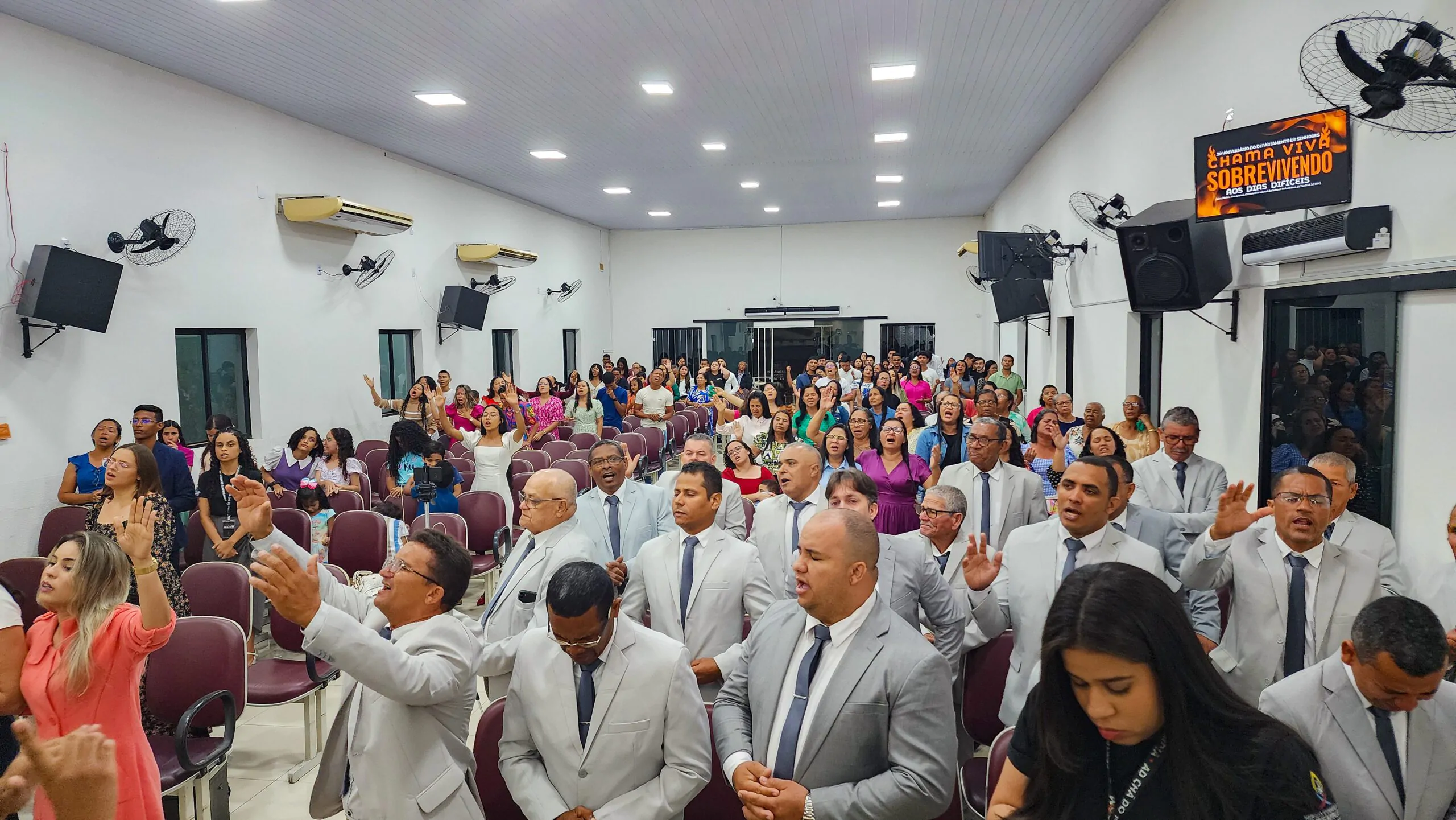 No final do culto, duas pessoas entregaram sua vida a Jesus, O reconhecendo como seu Único e Suficiente Senhor e Salvador.