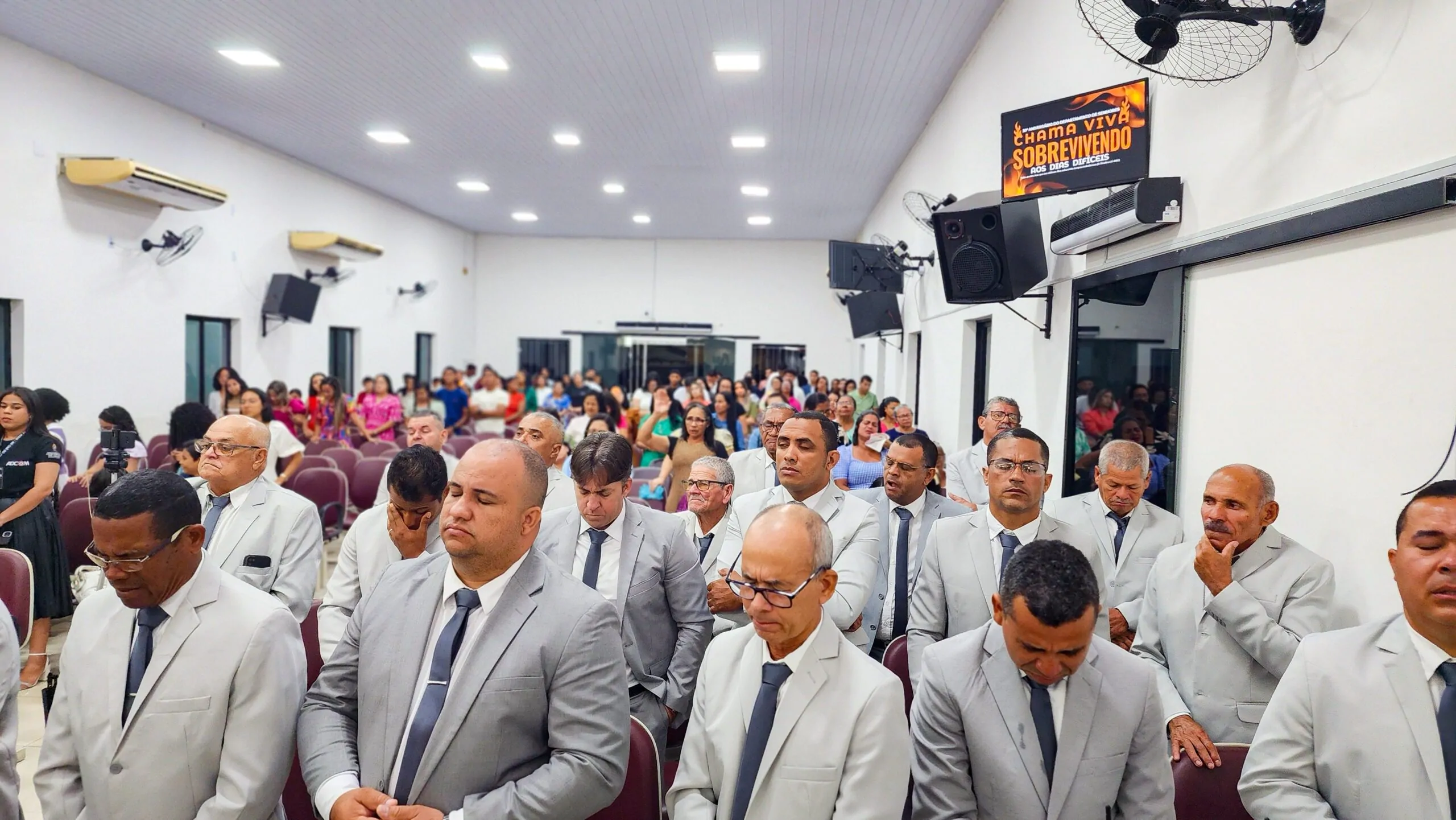 No final do culto, duas pessoas entregaram sua vida a Jesus, O reconhecendo como seu Único e Suficiente Senhor e Salvador.