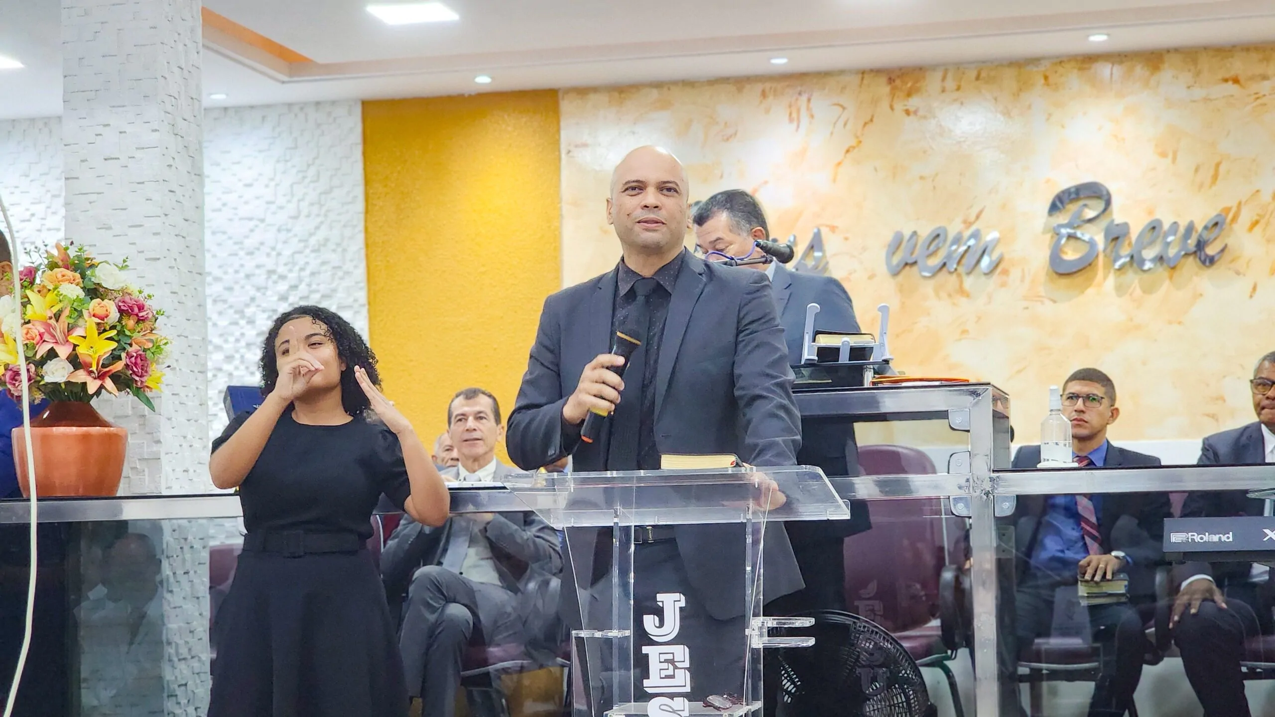 No final do culto, duas pessoas entregaram sua vida a Jesus, O reconhecendo como seu Único e Suficiente Senhor e Salvador.