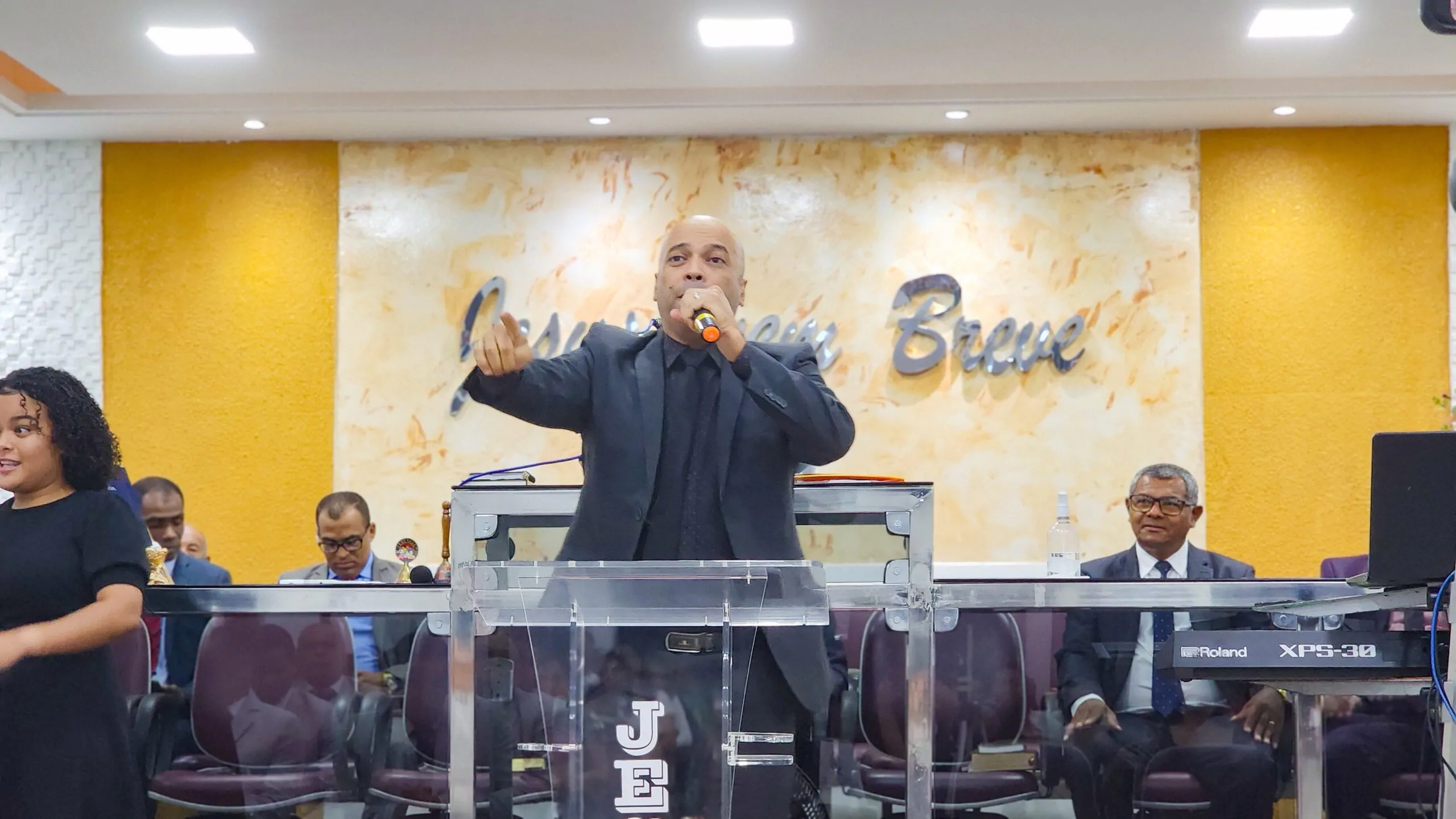 No final do culto, duas pessoas entregaram sua vida a Jesus, O reconhecendo como seu Único e Suficiente Senhor e Salvador.