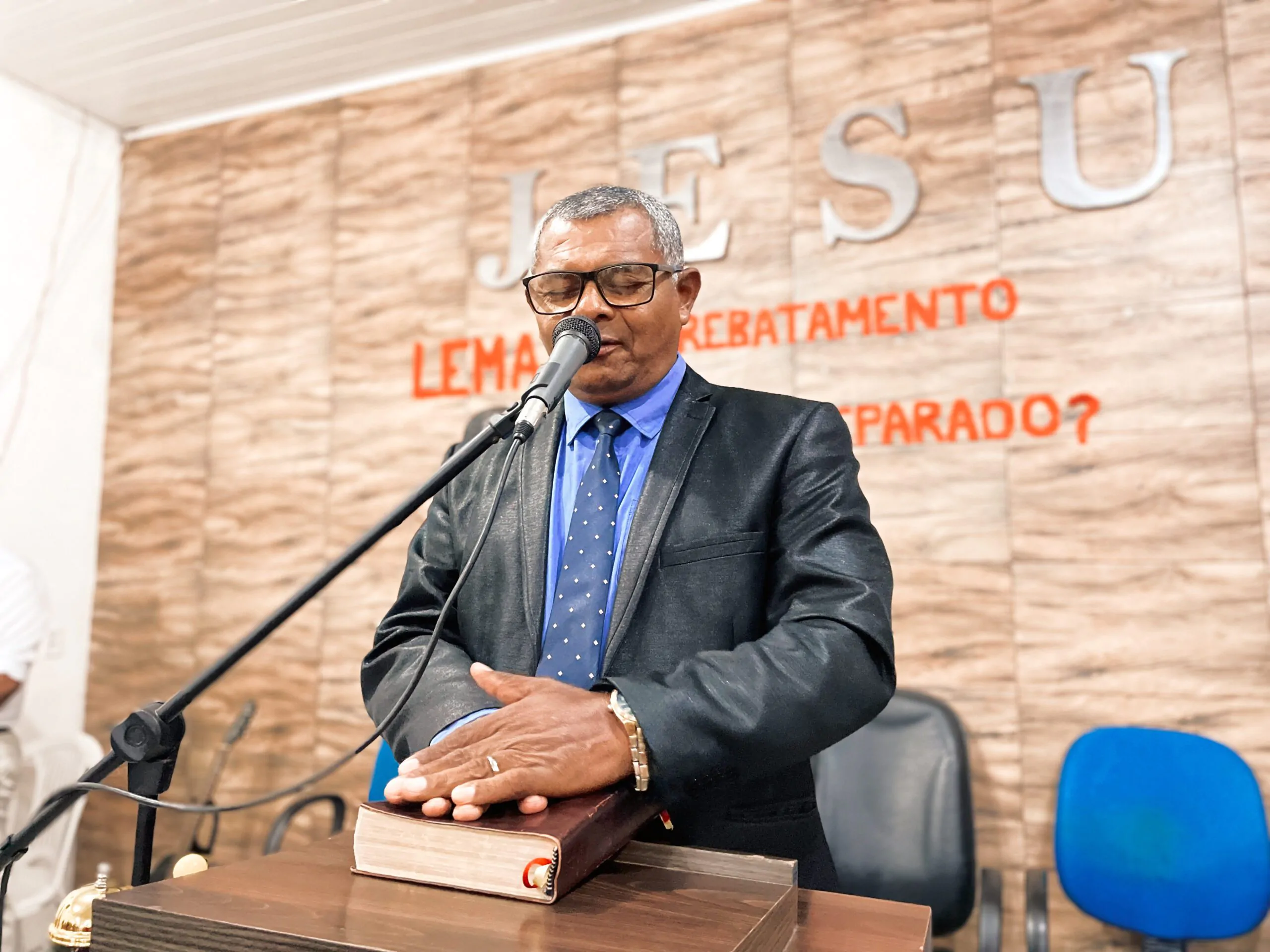 Sexta-feira (13) - Noite No período da noite de sexta-feira, o culto teve a direção do pastor Cláudio Lemos e junto com ele esteve o presbítero Luiz Monteiro. Na ocasião, deu-se como aberto as festividades do departamento de senhoras Mensageiras do Rei.