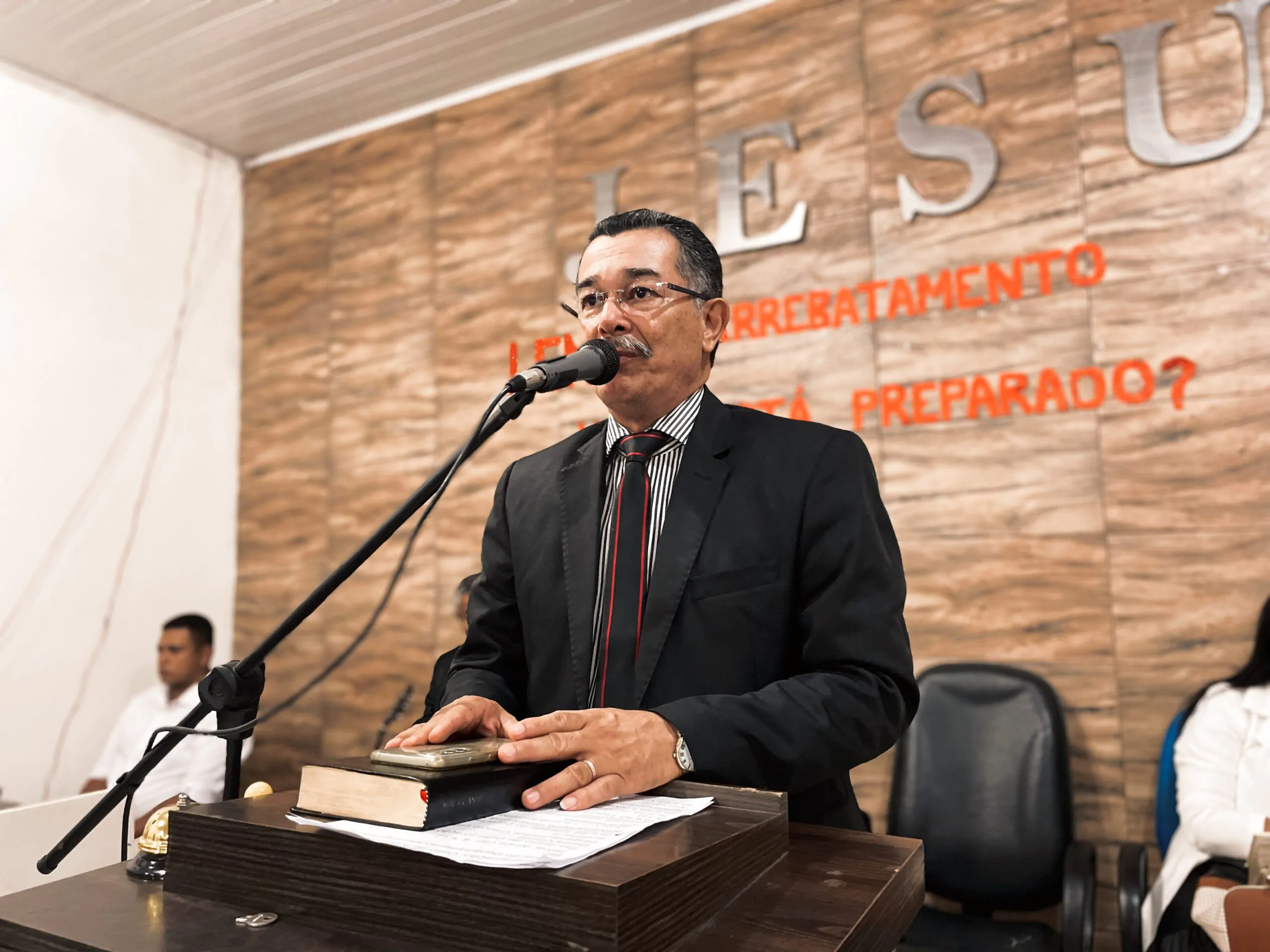 Sexta-feira (13) - Noite No período da noite de sexta-feira, o culto teve a direção do pastor Cláudio Lemos e junto com ele esteve o presbítero Luiz Monteiro. Na ocasião, deu-se como aberto as festividades do departamento de senhoras Mensageiras do Rei.