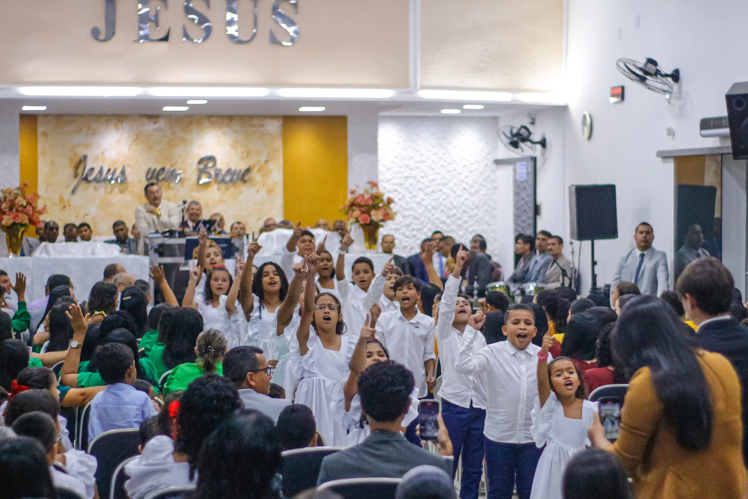Durante o culto, as crianças do departamento Vasos de Bênçãos apresentaram o jogral “só Ele é Deus”, que exaltou as características do Senhor – Imagem: Anderson Siqueira/ADCOM