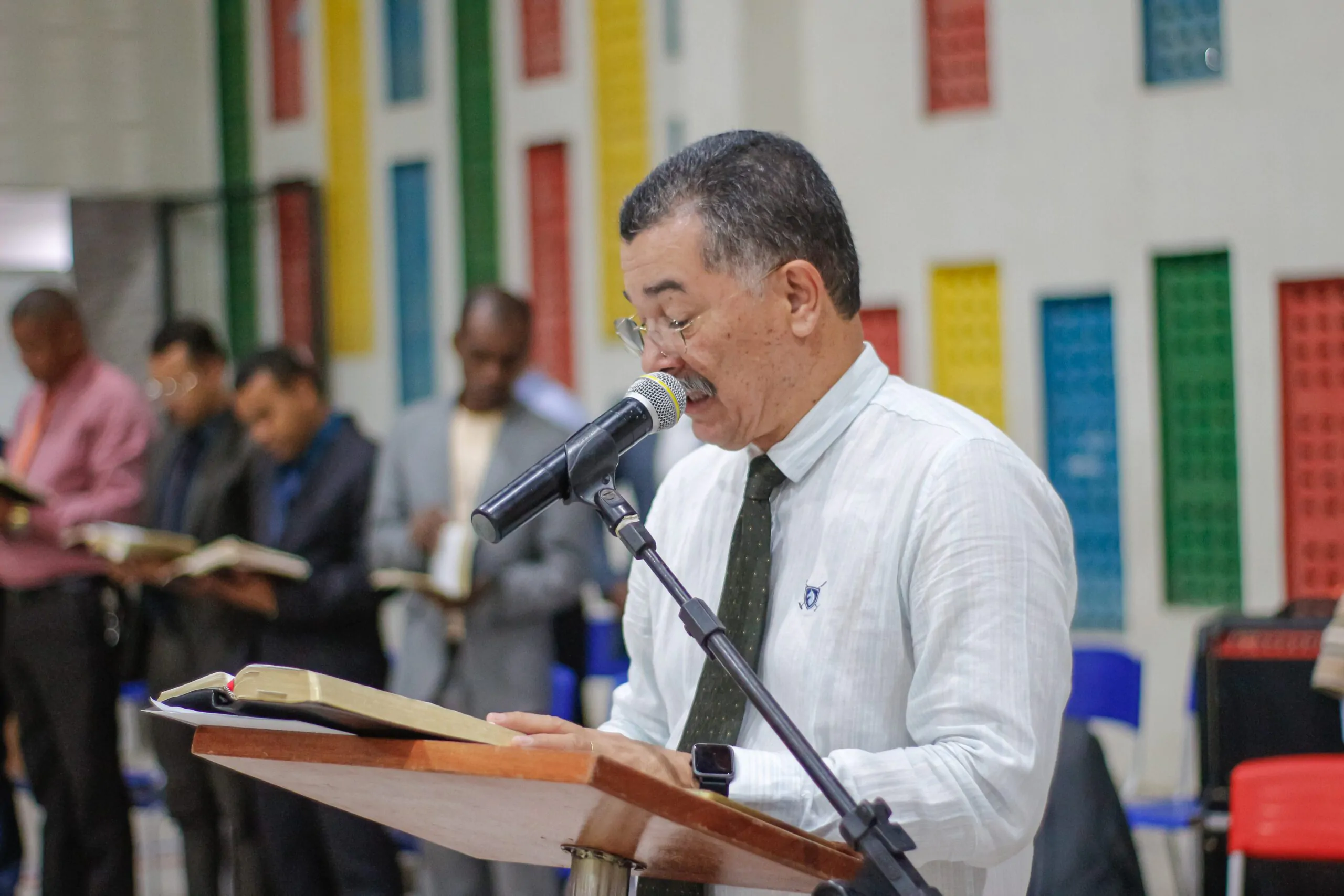 O encontro teve louvores, pregação da Palavra e momentos de oração.