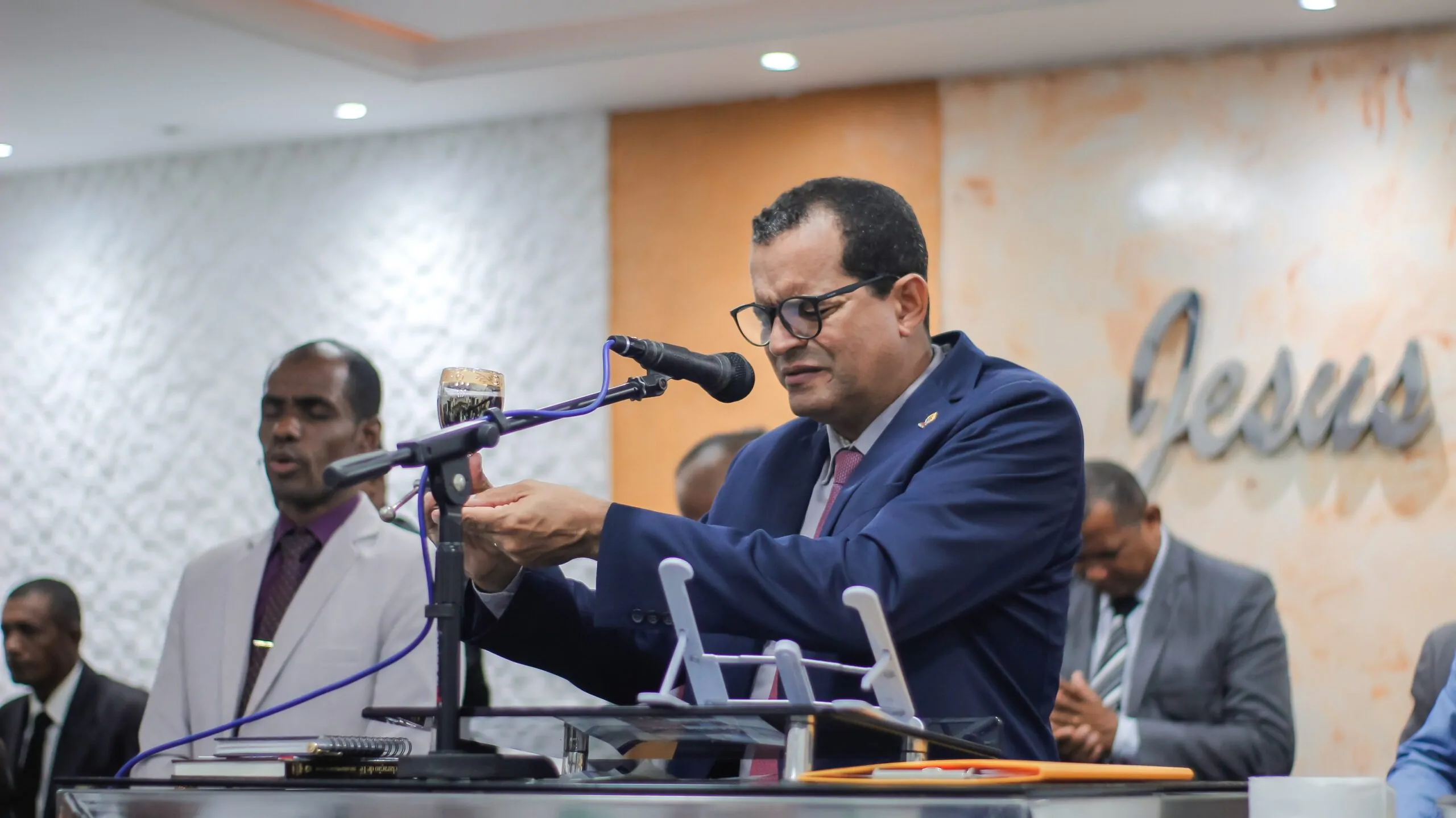Santa Ceia: “Deus vai fazer você descansar na Presença Dele”, afirma evangelista Otoniel – Imagem: Anderson Siqueira/ADCOM