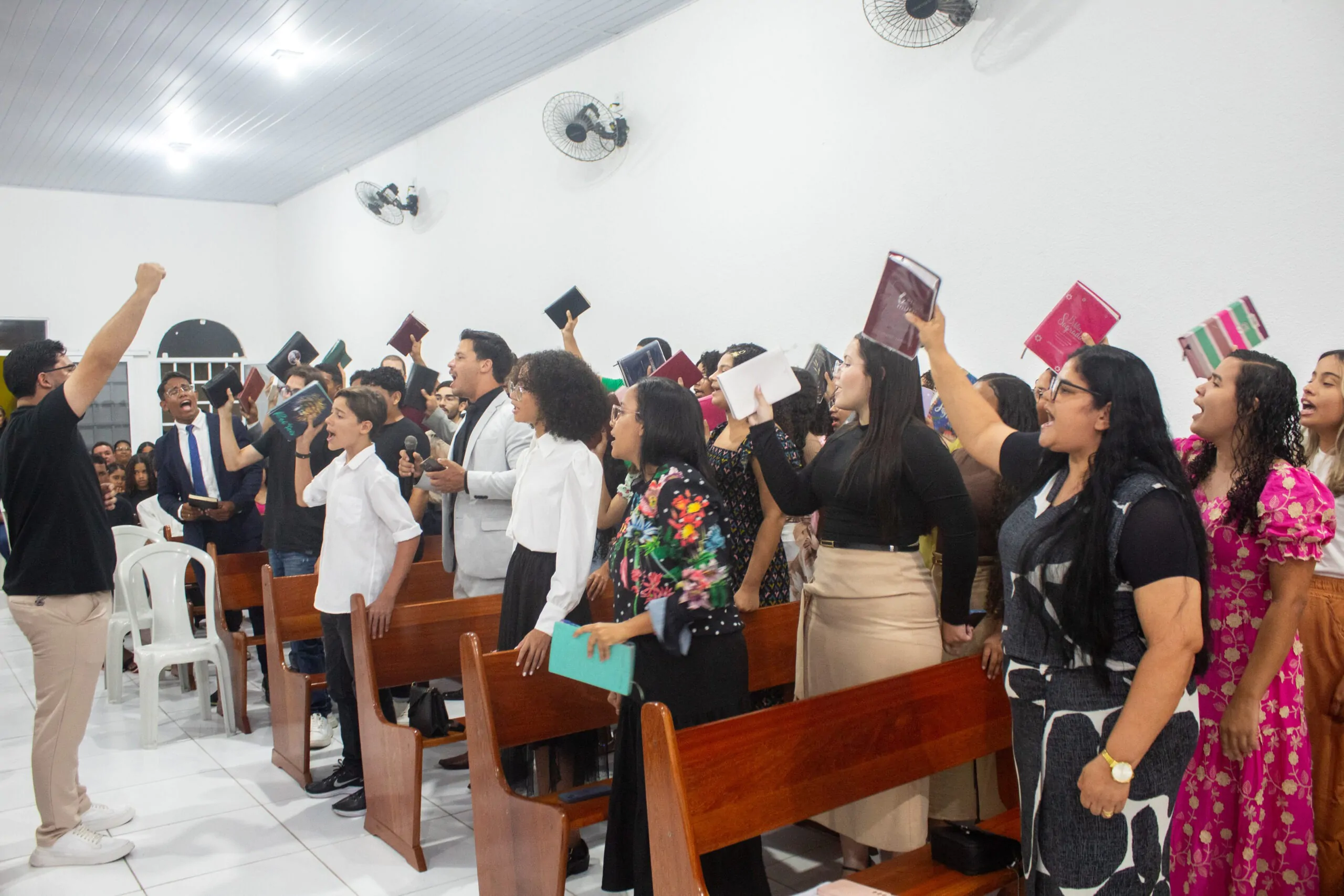 Cinco pessoas aceitam a Jesus em festividade dos jovens no Imburí - Imagem: Iasmin Oliveira/ADCOM